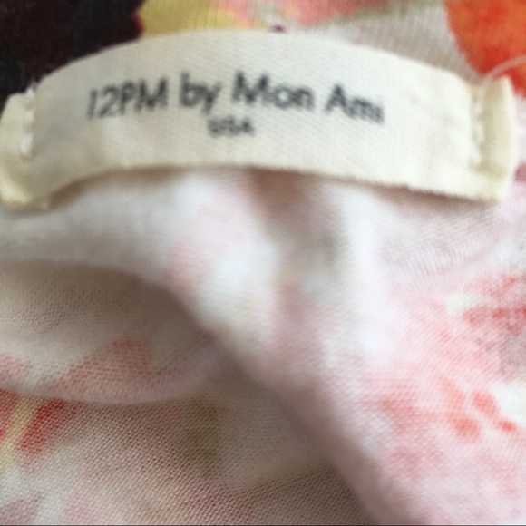 🦋 3 for $25 - 🇺🇸 Floral Print Soft Rayon Knit Vneck Tee - Picture 7 of 8